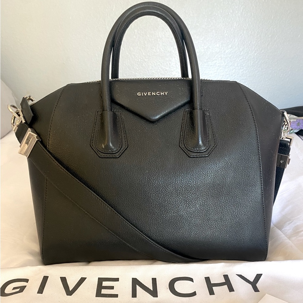 Givenchy Medium Antigona Bag in grained leather - Picture 2 of 8